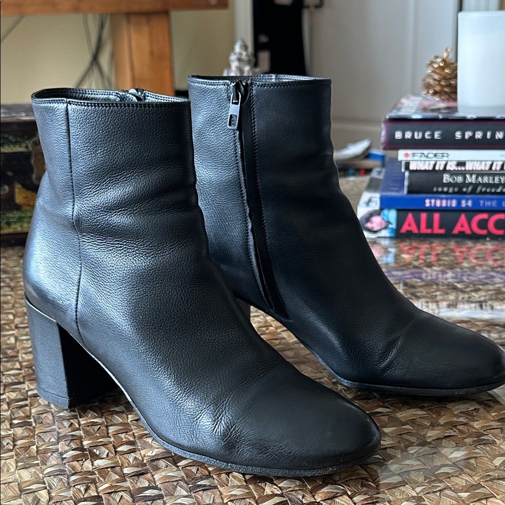 Vince Black genuine Leather Ankle round toe Booties boots retail $435